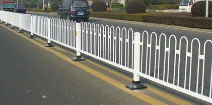 1625476512825650.jpg 如何做好銅陵道路護(hù)欄的表面噴漆處理.jpg