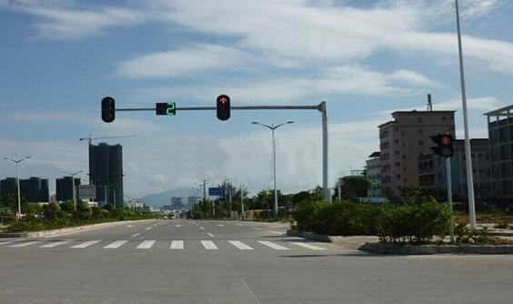 1625536415668283.jpg 交通信號燈安裝對高度的要求.jpg